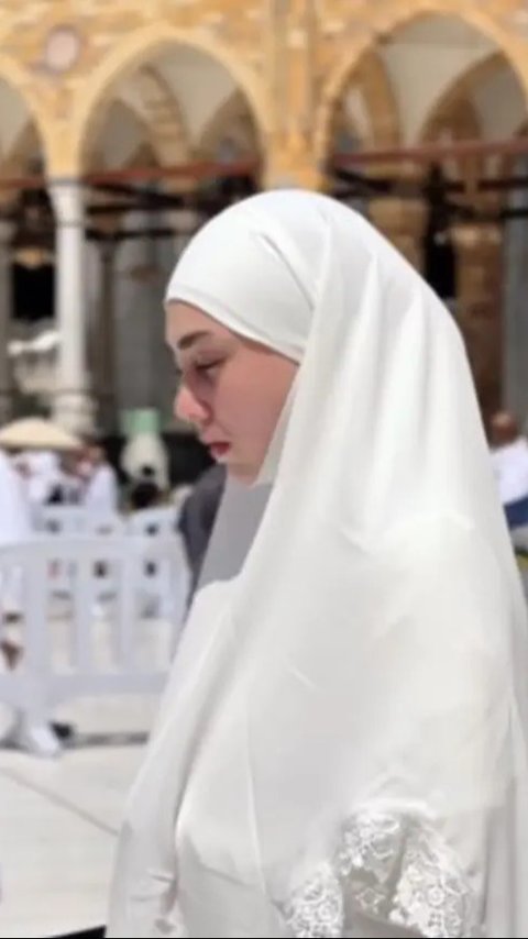 Potret Celine Evangelista Jalani Ibadah Umrah, Perjalanan yang Penuh Syukur dan Makna