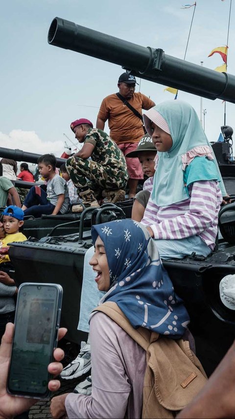 FOTO: Warga Serbu Hari Terakhir TNI Fair 2025 di Monas