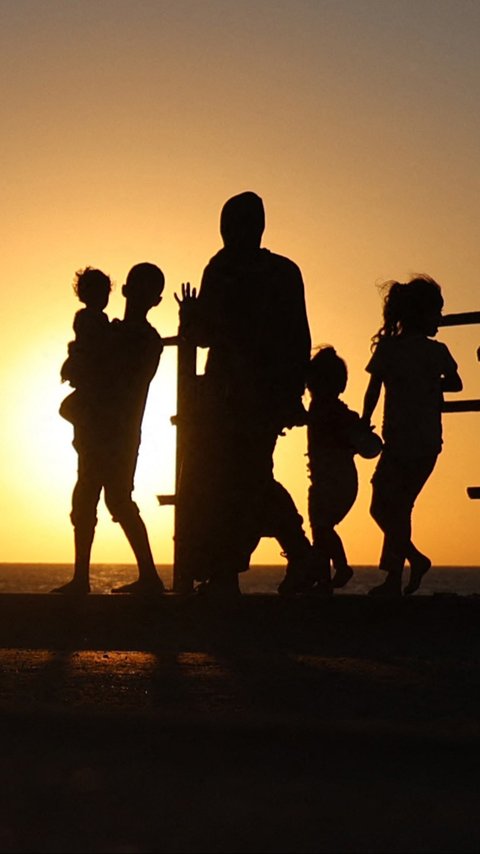 FOTO: Nestapa Warga Palestina Mengungsi di Tengah Gempuran Israel ke Kota Gaza