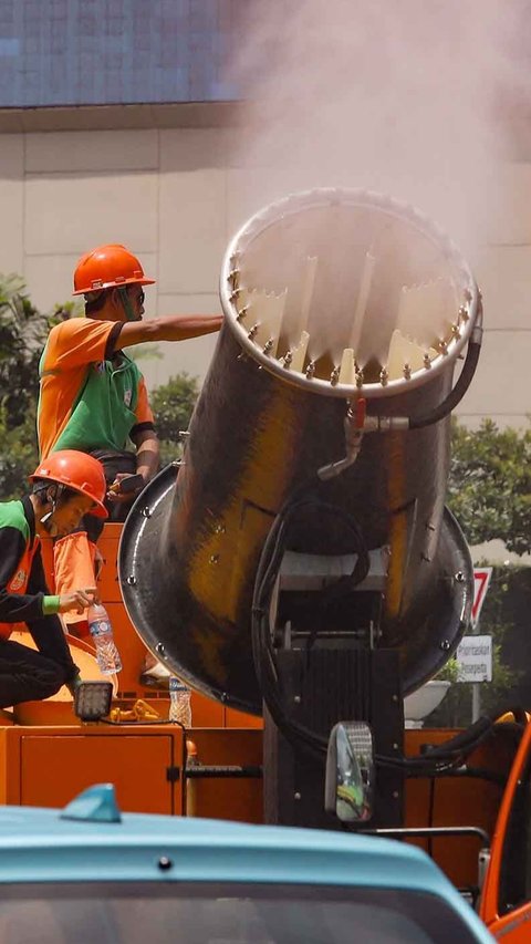 FOTO:  Ribuan Liter Water Mist Disemprotkan untuk Kurangi Polusi Jakarta
