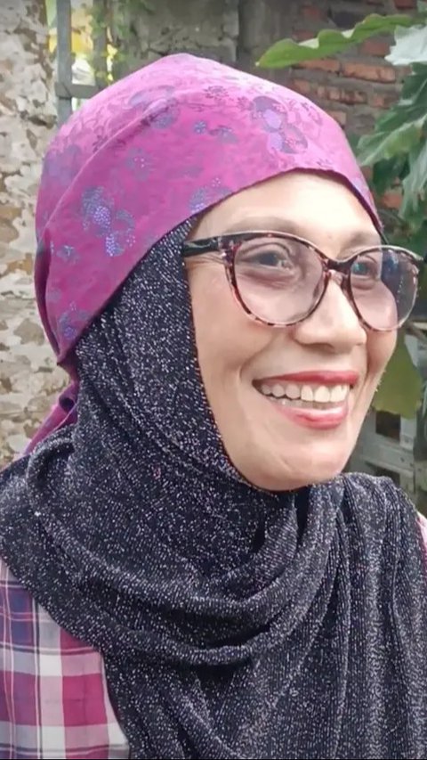 Mengintip 7 Foto Teras Rumah Nursyah Ibunda Indah Permatasari, Tampilkan Nuansa Hijau Asri