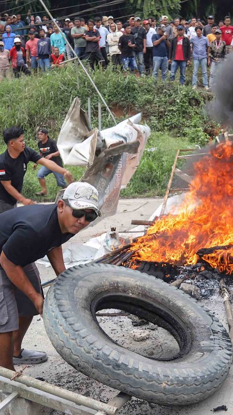 FOTO: Massa Bakar Ban, Tolak Penutupan Tambang Galian C di Bogor
