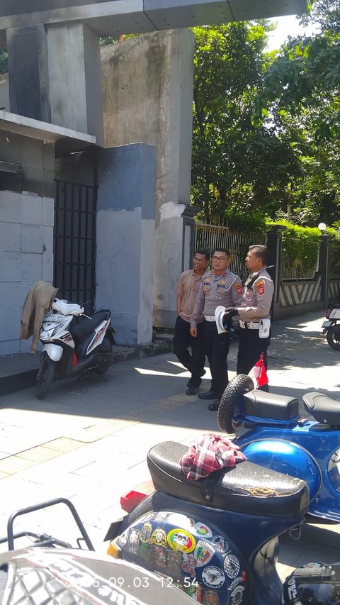 Komunitas Vespa Bandung Turun Tangan Pulihkan Sarana Publik Pasca Rusuh Demo