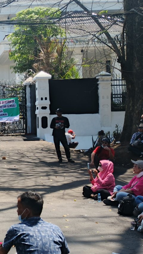Berbusana Nuansa Pink, Emak-Emak Warga Kampung Kota Geruduk DPRD Jabar