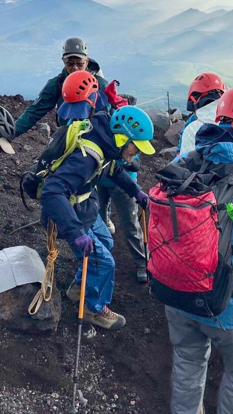 FOTO: Melawan Batas Usia,  Kakek 102 Tahun Pecahkan Rekor  Dunia Pendaki Tertua Gunung Fuji