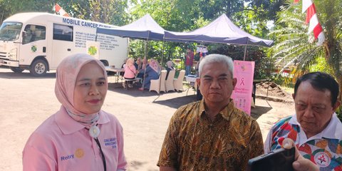 Klinik Bergerak Beri Layanan Deteksi Dini Kanker Payudara Bagi Warga Bandung