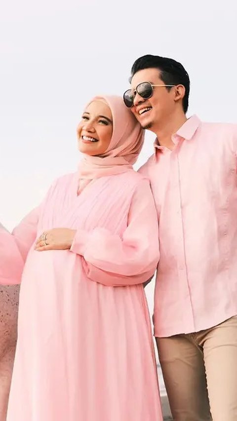 Cantik dan Memesona, Potret Hamil Anak Kedua Zaskia Sungkar Bersama Sang Suami Tampil Serasi