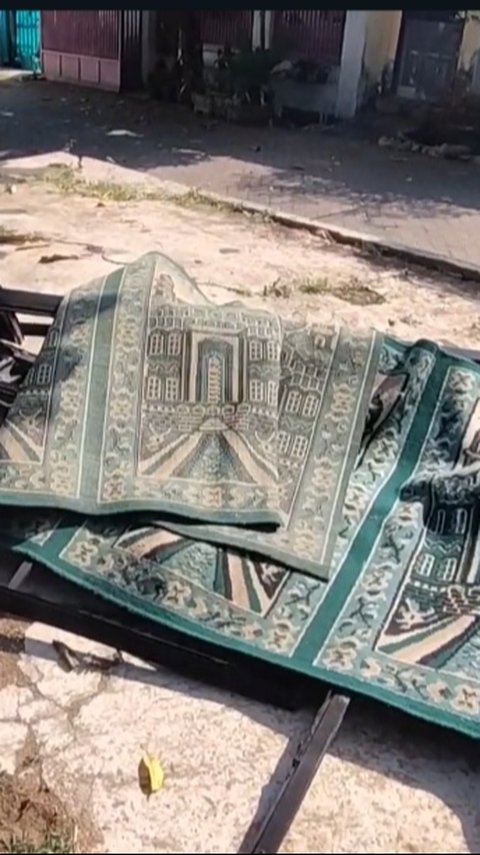 Terekam CCTV, Pelaku Bermukenah dan Bermasker Bakar Lemari Masjid di Makassar