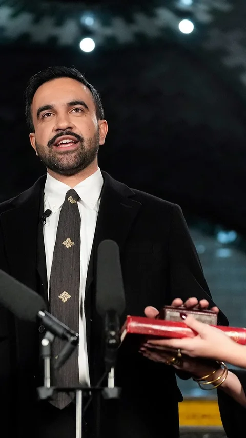 FOTO Zohran Mamdani Mengucap Sumpah Jabatan Walikota New York City dengan Al Quran