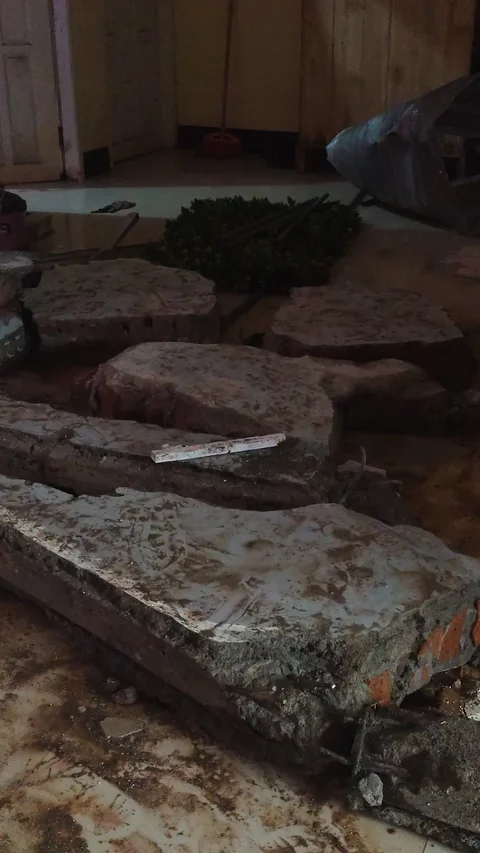 Hujan dan Angin Kencang, Pasutri di Makassar Tertimpa Atap Beton Indekos