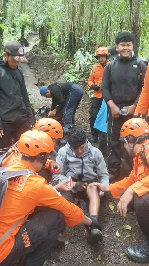 Terjebak Dingin di Gunung Agung, Pendaki 18 Tahun Diselamatkan Tim SAR Usai 'Dihadang' Hujan dan Kabut Tebal