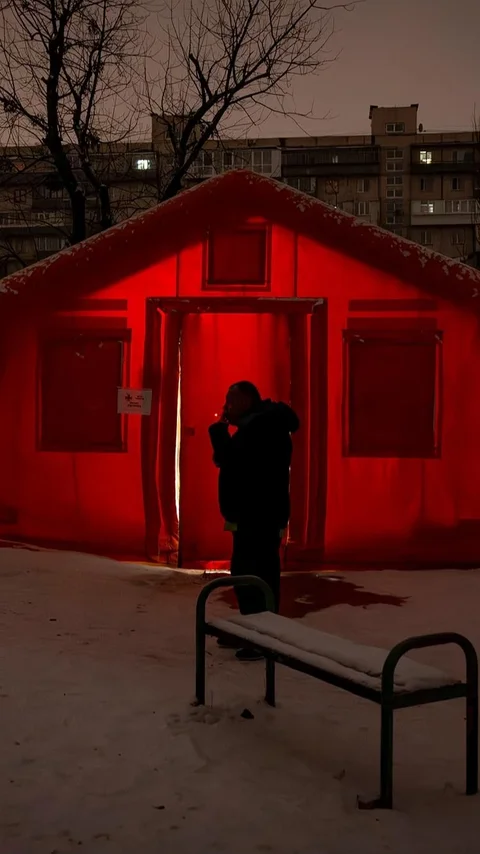 FOTO: Fasilitas Energi Diserang Rusia, Warga Kyiv Terdampak Krisis Musim Dingin