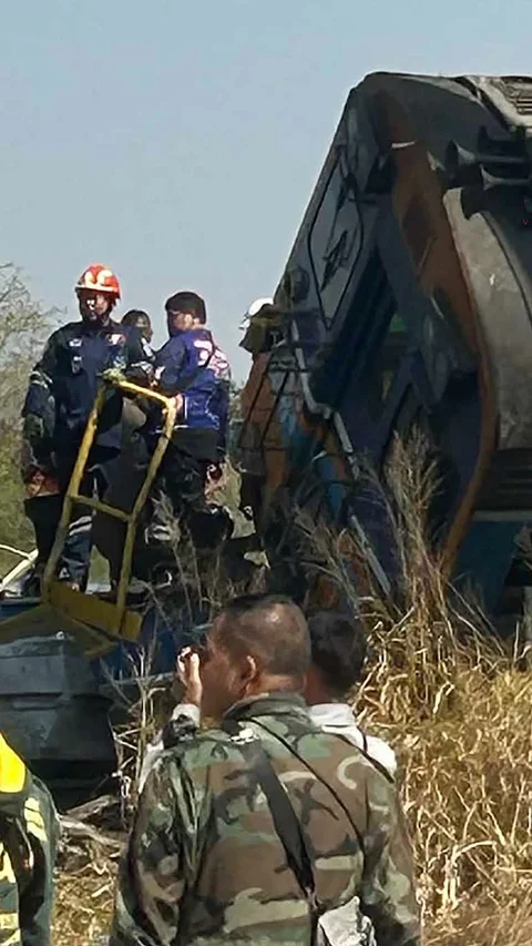 FOTO: Crane Konstruksi Jatuh Timpa Kereta Penumpang di Thailand