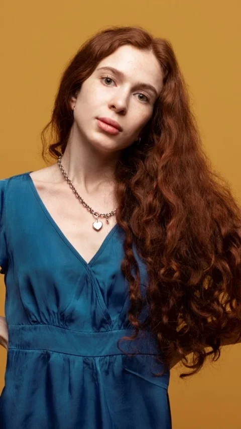 8 Model Rambut Panjang Curly Bawah yang Natural, Fleksibel untuk Berbagai Aktivitas