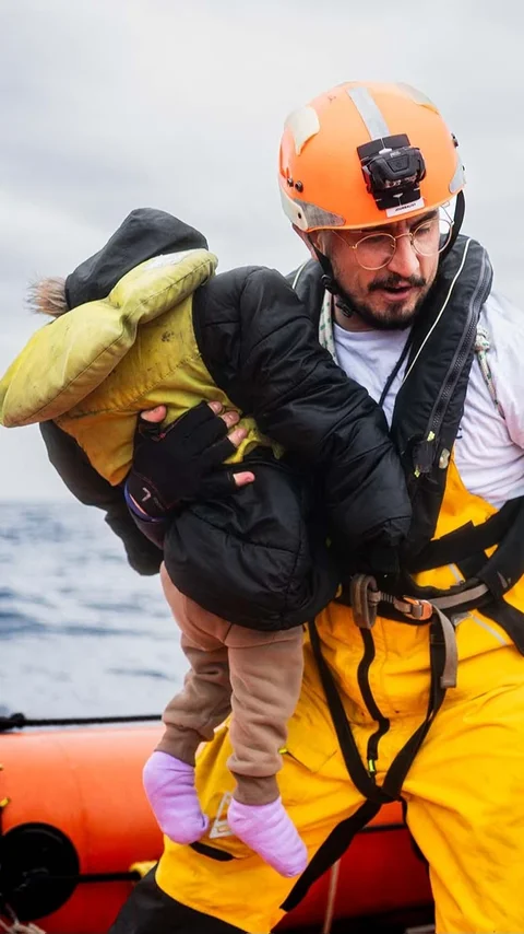 FOTO: Detik Detik Penyelamatan Migran di Laut Lepas Libya