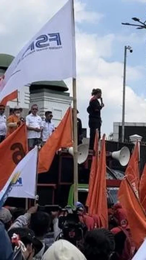 Buruh Nilai Revisi UMSK 2026 Jawa Barat oleh Dedi Mulyadi Sarat Pencitraan Politik Ketimbang Solusi Nyata