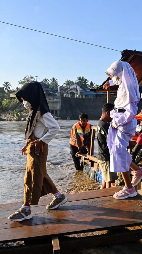 FOTO:  Anak Anak Kembali Bersekolah Pascabencana di Bireuen Aceh