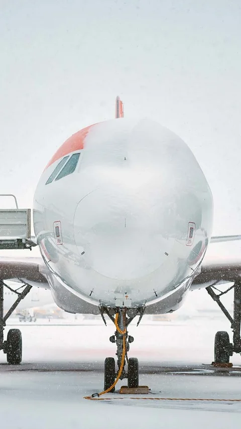 FOTO: Ratusan Penerbangan Dibatalkan Akibat Badai Salju di Eropa