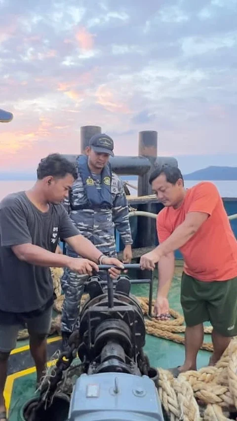 FOTO: KRI Terapang Amankan Kapal Pengangkut Bijih Nikel