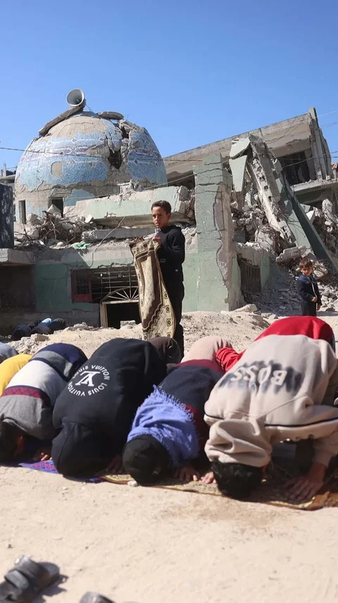 FOTO: Salat Jumat Pertama Ramadan di Tengah Reruntuhan Gaza