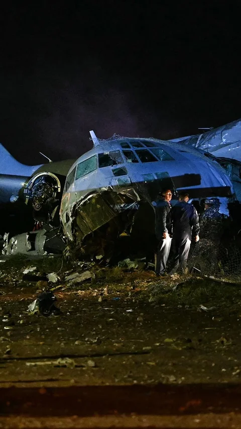 FOTO: Pesawat Militer Pembawa Uang Jatuh di Bolivia, 15 Orang Tewas