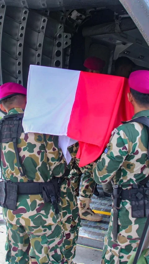 FOTO: Tiga Prajurit Marinir Gugur Akibat Longsor Cisarua Dilepas Secara Militer