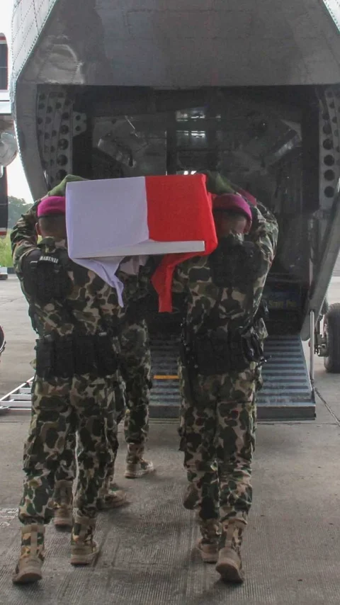 FOTO: Korps Marinir Lepas Jenazah Prajurit Gugur Secara Militer