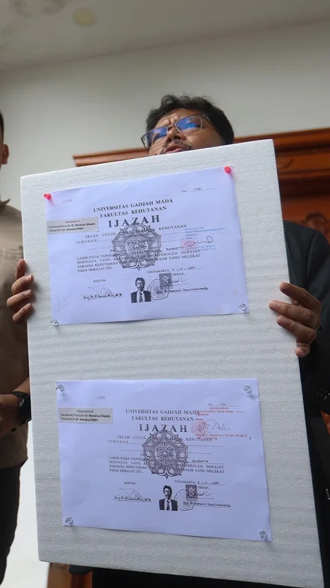 FOTO: Bonatua Silalahi Tunjukkan Salinan Ijazah Joko Widodo Tanpa Sensor di KPU RI