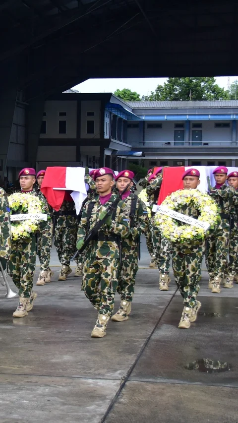 FOTO: Pangkormar Pimpin Pelepasan Prajurit Marinir Korban Longsor Cisarua