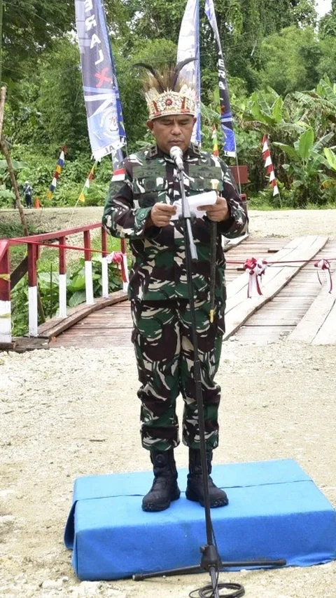 FOTO: TNI AL Resmikan Jembatan di Distrik Bonggo Papua
