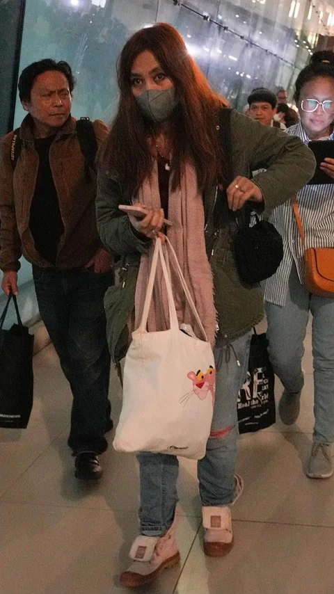 FOTO: Gelombang Pertama Evakuasi WNI dari Iran Tiba di Tanah Air