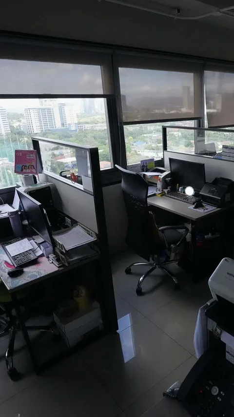 FOTO: Kantor Pemerintah Manila Kosong Akibat Krisis BBM