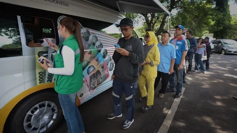 FOTO: Antrean Warga Tukar Uang Baru di Kas Keliling Bank Indonesia