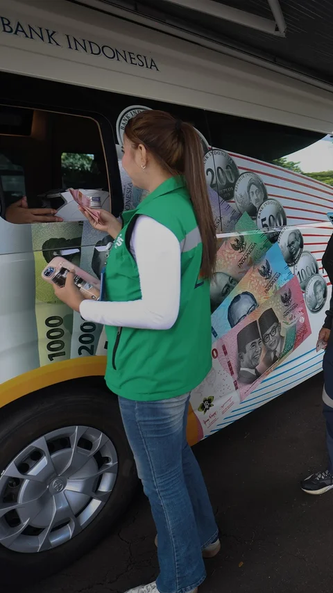 FOTO: Antrean Warga Tukar Uang Baru di Kas Keliling Bank Indonesia