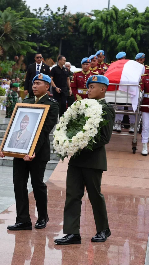 FOTO: Presiden Prabowo Pimpin Pemakaman Militer Try Sutrisno di TMP Kalibata