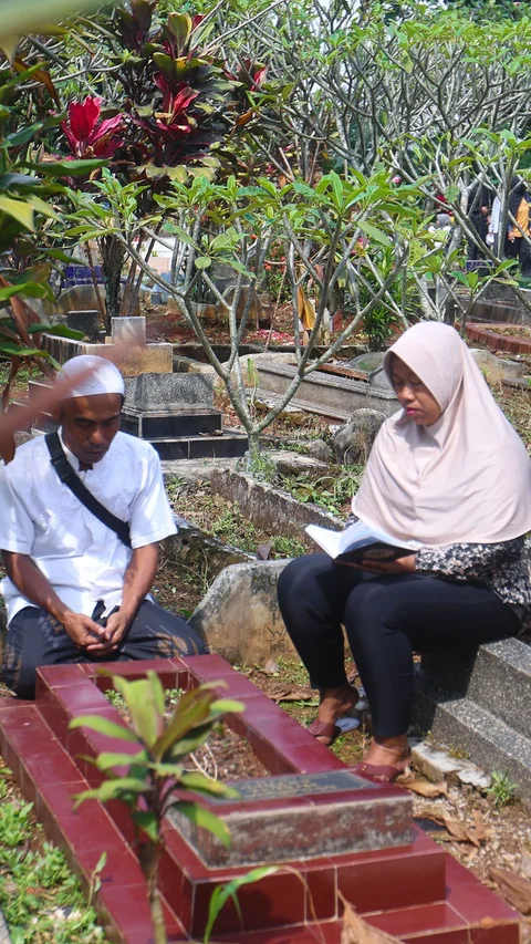FOTO: Tradisi Ziarah Kubur Usai Shalat  Idul Fitri