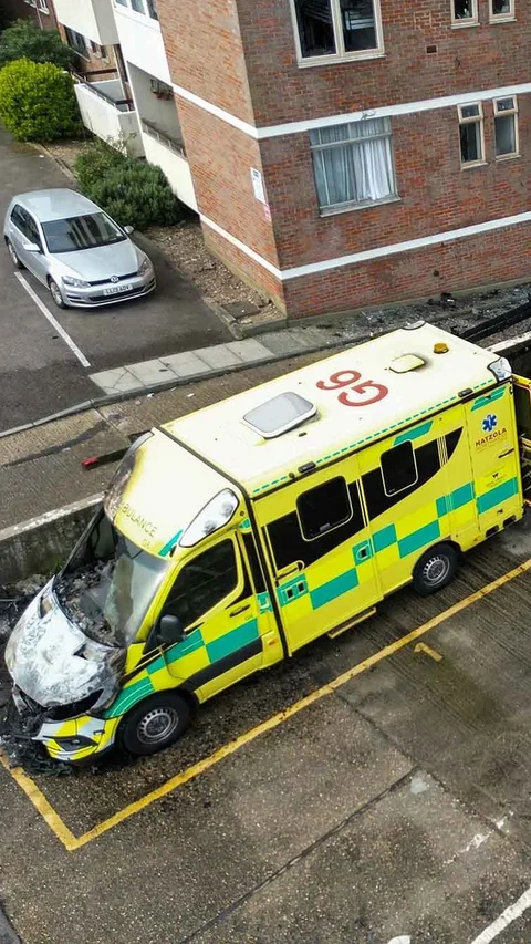 FOTO:  Ambulans Milik Komunitas Yahudi Dibakar di London Utara
