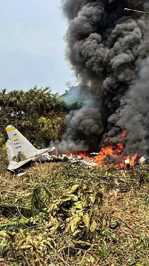 FOTO: Pesawat Hercules Jatuh Sesaat Lepas Landas Puluhan Orang Tewas