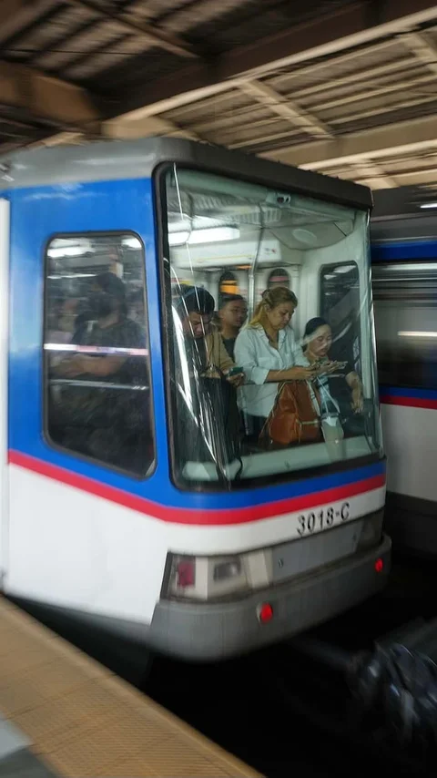 FOTO: Penumpang MRT Membludak Dampak Krisis BBM di Filipina