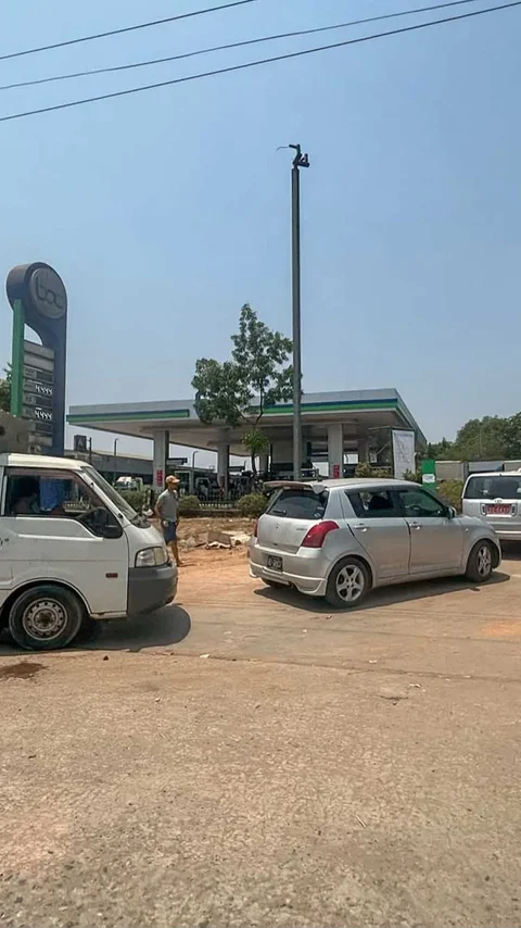 FOTO: Myanmar Batasi Pembelian BBM dan Terapkan Sistem Hari Bergantian