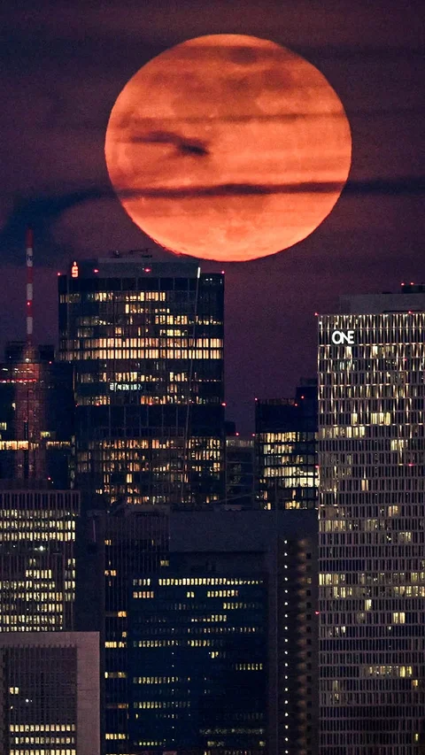 FOTO: Gerhana Bulan Total Hiasi Langit Dunia dengan Fenomena Bulan Darah