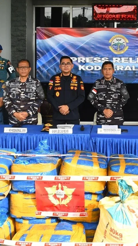FOTO: TNI AL Gagalkan Upaya Penyelundupan Sianida di Pelabuhan Bitung