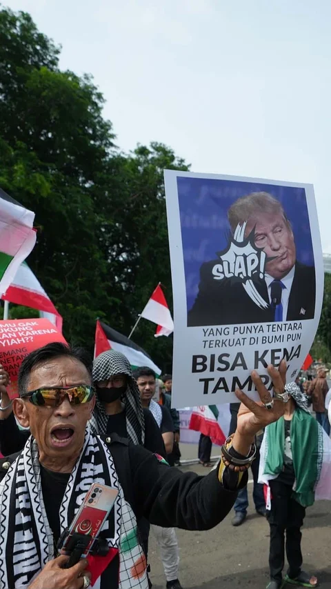 FOTO: Massa Aksi di Kedubes Amerika Serikat Mengecam Serangan ke Iran