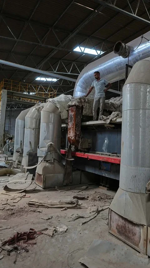 FOTO: Industri Ubin Keramik Terhenti Akibat Krisis Energi