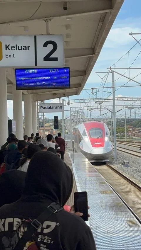 Aksi Nekat Penumpang Wanita Tahan Pintu Whoosh Hingga Kereta Cepat Telat Berangkat karena Barang Ketinggalan