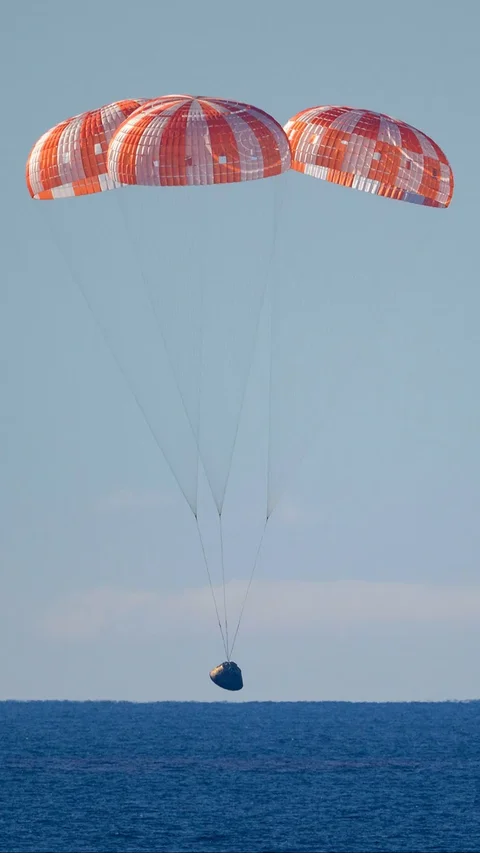 FOTO:  Astronaut Artemis II Kembali ke Bumi Usai  Misi Mengelilingi Bulan