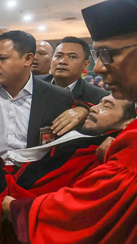 FOTO:  Detik Detik Anwar Usman Jatuh Pingsan di Gedung MK