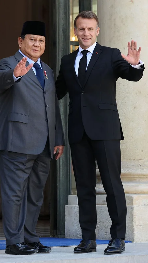 FOTO: Presiden Macron Sambut Hangat Prabowo di Istana Elysee Paris