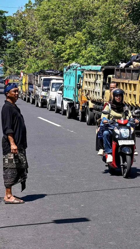 FOTO: Ratusan Truk Sampah Datangi Kantor Lingkungan Hidup Bali Nusra di Denpasar