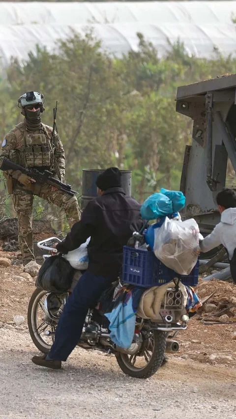 FOTO: Patroli Pasukan UNIFIL  di Tengah Kepulangan Warga Lebanon Selatan